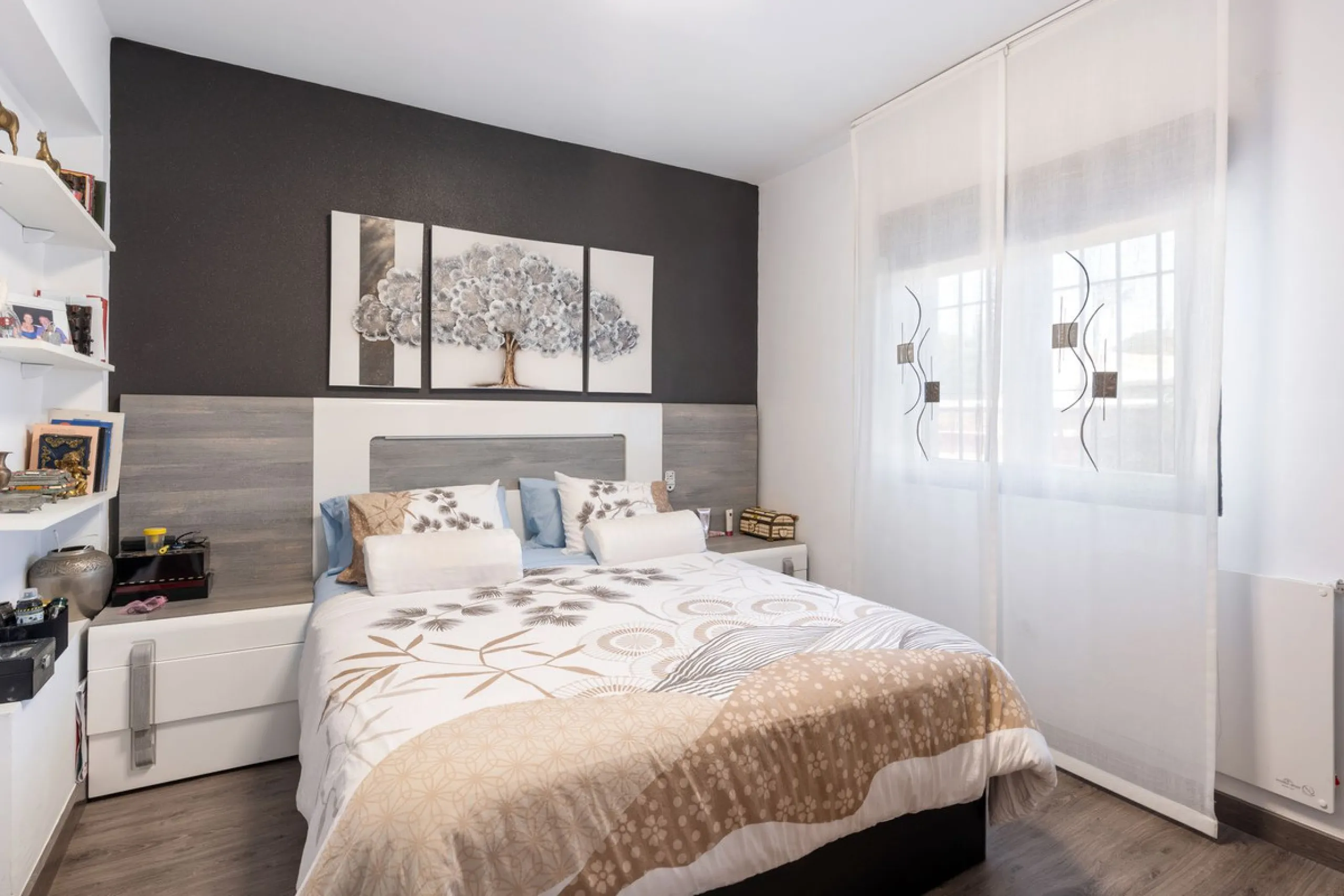This meticulously renovated 4-bedroom villa, located in the sought-after area of ​​Calahonda, offers the perfect combination of modern comfort and coastal lifestyle. Just a 5-minute walk to the beach, the property is an excellent option for those looking 