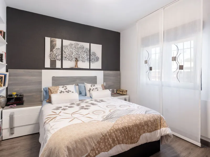This meticulously renovated 4-bedroom villa, located in the sought-after area of ​​Calahonda, offers the perfect combination of modern comfort and coastal lifestyle. Just a 5-minute walk to the beach, the property is an excellent option for those looking 