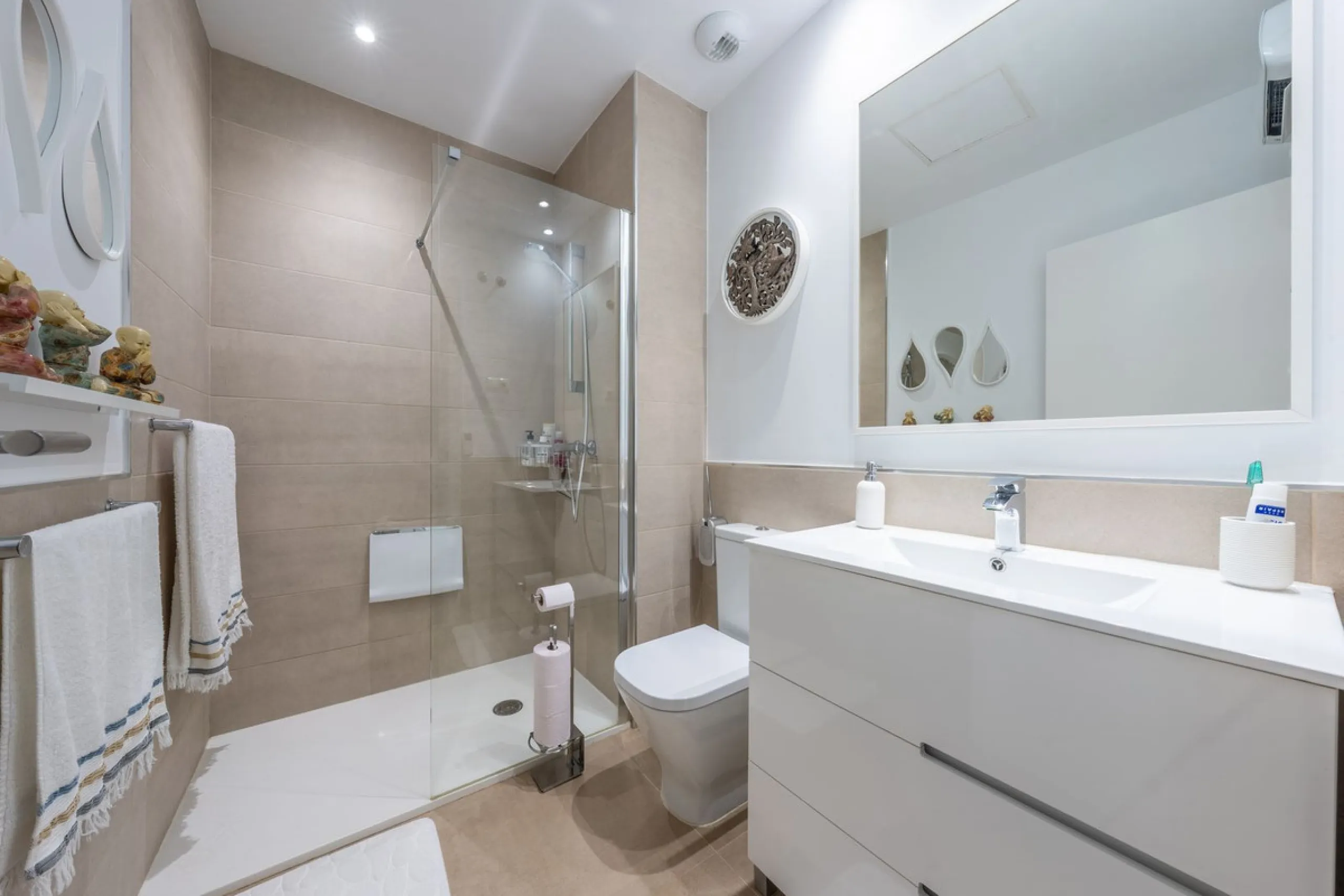 Contemporary 3-bedroom townhouse with 2 full bathrooms plus a guest toilet, located in Bahía de las Rocas, Manilva, offering an ideal structure for investors: the current owners will remain as tenants for 5 years, ensuring an approximate 5% annual return 