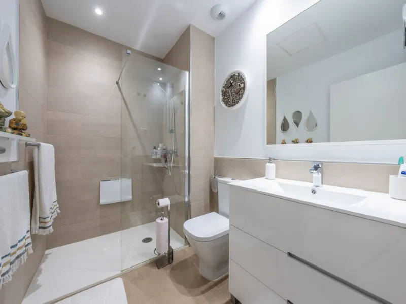 Contemporary 3-bedroom townhouse with 2 full bathrooms plus a guest toilet, located in Bahía de las Rocas, Manilva, offering an ideal structure for investors: the current owners will remain as tenants for 5 years, ensuring an approximate 5% annual return 