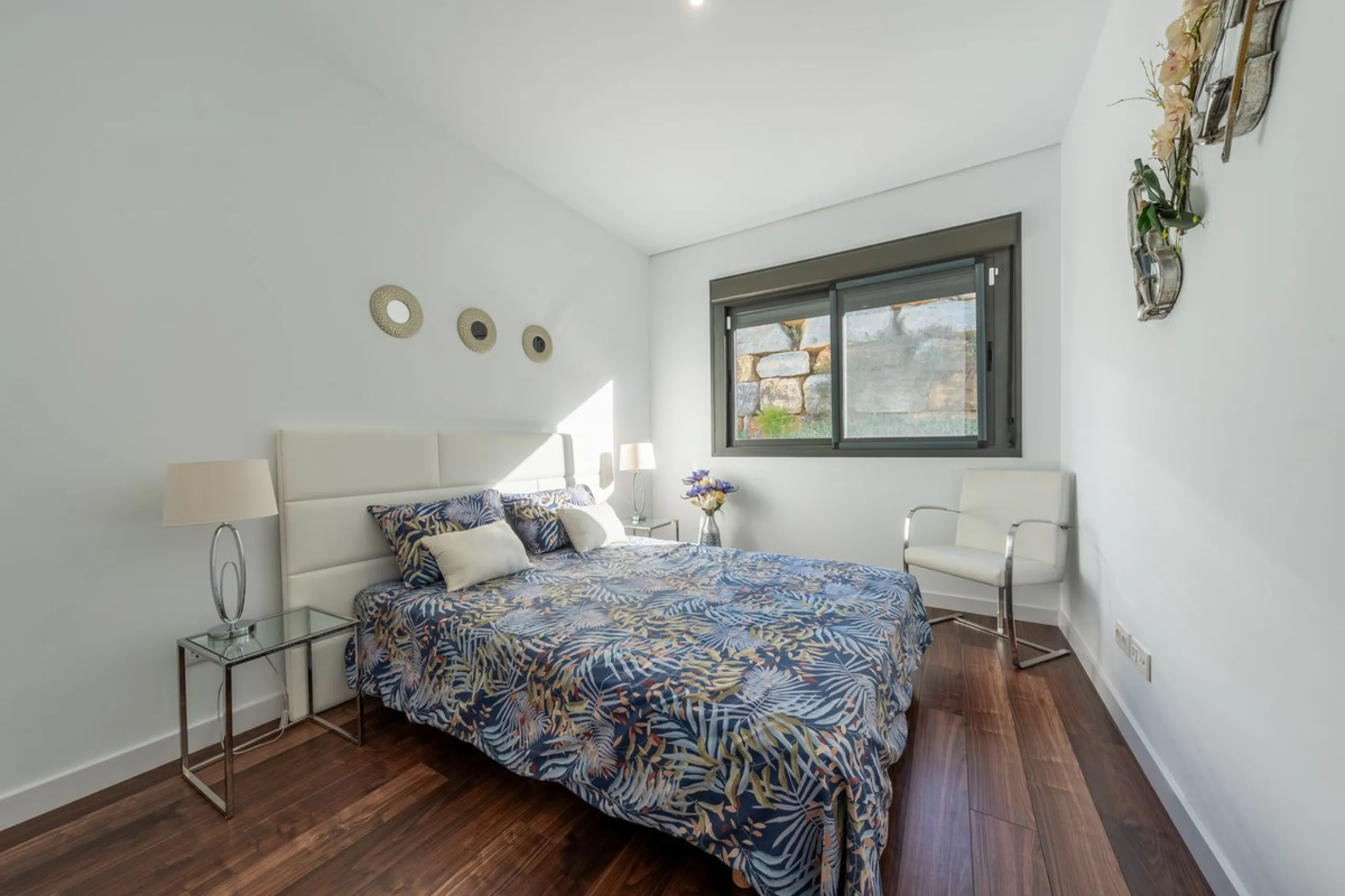Contemporary 3-bedroom townhouse with 2 full bathrooms plus a guest toilet, located in Bahía de las Rocas, Manilva, offering an ideal structure for investors: the current owners will remain as tenants for 5 years, ensuring an approximate 5% annual return 