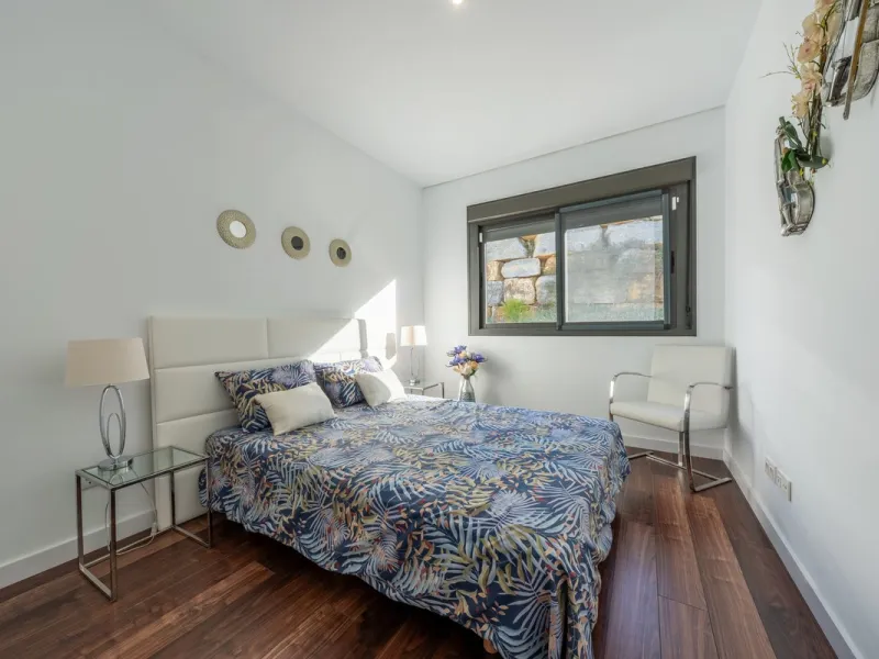 Contemporary 3-bedroom townhouse with 2 full bathrooms plus a guest toilet, located in Bahía de las Rocas, Manilva, offering an ideal structure for investors: the current owners will remain as tenants for 5 years, ensuring an approximate 5% annual return 