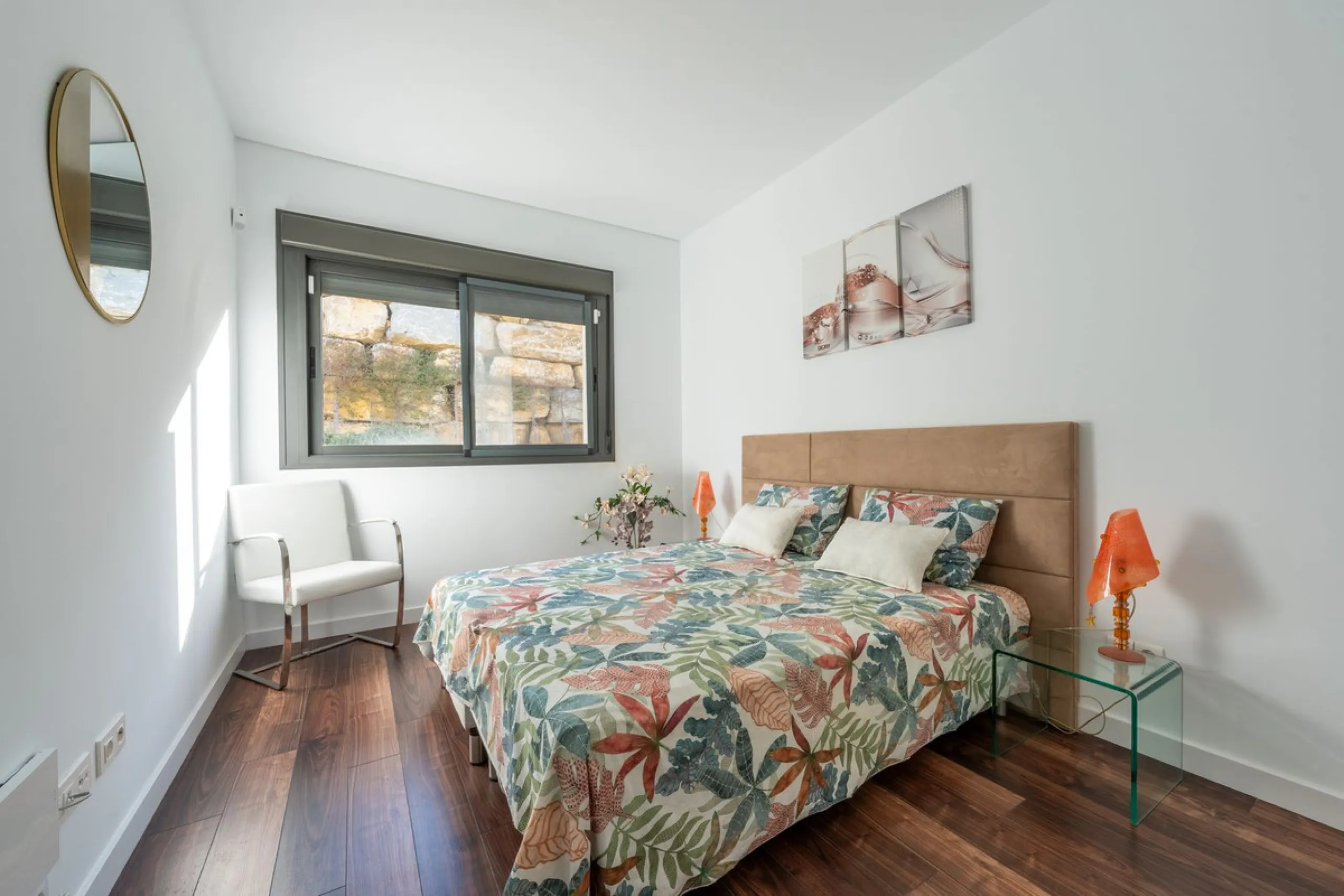 Contemporary 3-bedroom townhouse with 2 full bathrooms plus a guest toilet, located in Bahía de las Rocas, Manilva, offering an ideal structure for investors: the current owners will remain as tenants for 5 years, ensuring an approximate 5% annual return 