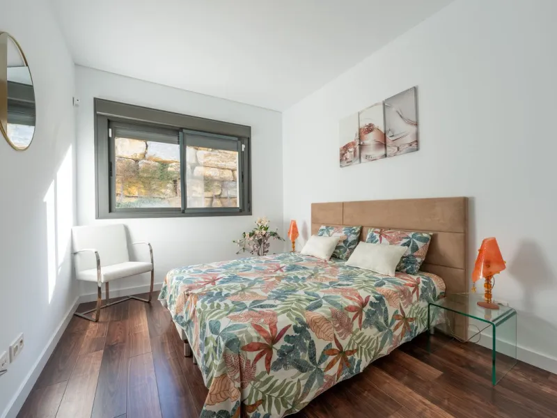Contemporary 3-bedroom townhouse with 2 full bathrooms plus a guest toilet, located in Bahía de las Rocas, Manilva, offering an ideal structure for investors: the current owners will remain as tenants for 5 years, ensuring an approximate 5% annual return 
