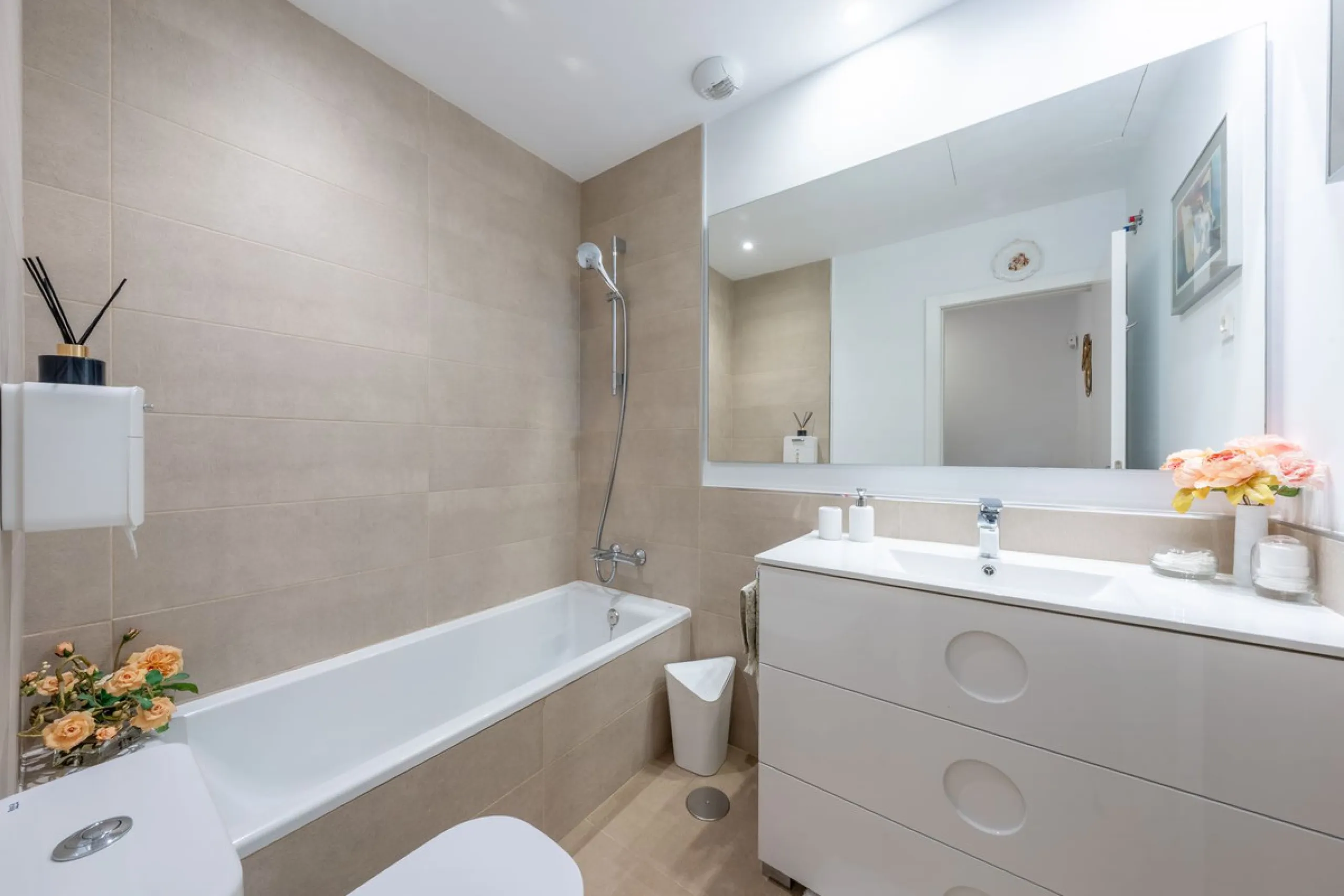 Contemporary 3-bedroom townhouse with 2 full bathrooms plus a guest toilet, located in Bahía de las Rocas, Manilva, offering an ideal structure for investors: the current owners will remain as tenants for 5 years, ensuring an approximate 5% annual return 