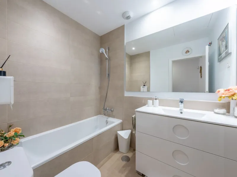 Contemporary 3-bedroom townhouse with 2 full bathrooms plus a guest toilet, located in Bahía de las Rocas, Manilva, offering an ideal structure for investors: the current owners will remain as tenants for 5 years, ensuring an approximate 5% annual return 
