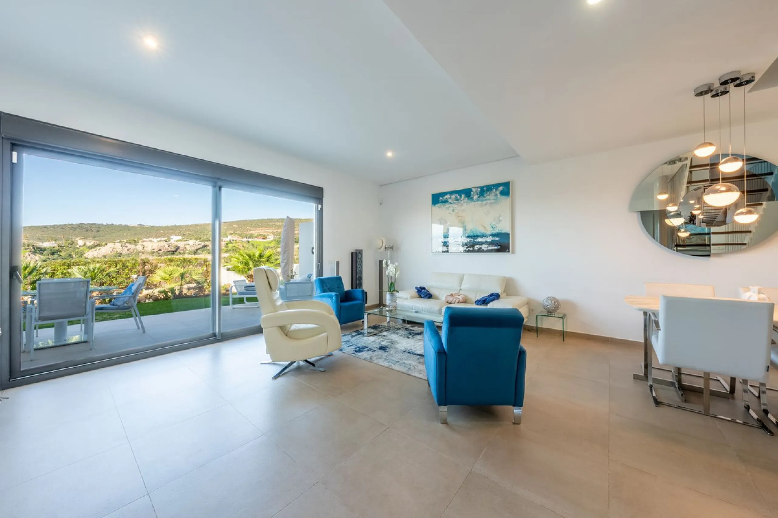 Contemporary 3-bedroom townhouse with 2 full bathrooms plus a guest toilet, located in Bahía de las Rocas, Manilva, offering an ideal structure for investors: the current owners will remain as tenants for 5 years, ensuring an approximate 5% annual return 