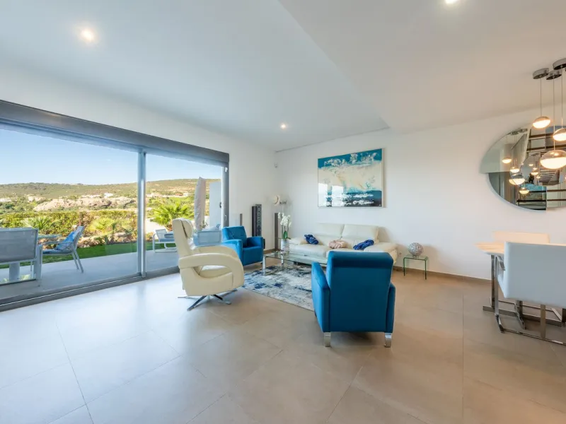 Contemporary 3-bedroom townhouse with 2 full bathrooms plus a guest toilet, located in Bahía de las Rocas, Manilva, offering an ideal structure for investors: the current owners will remain as tenants for 5 years, ensuring an approximate 5% annual return 