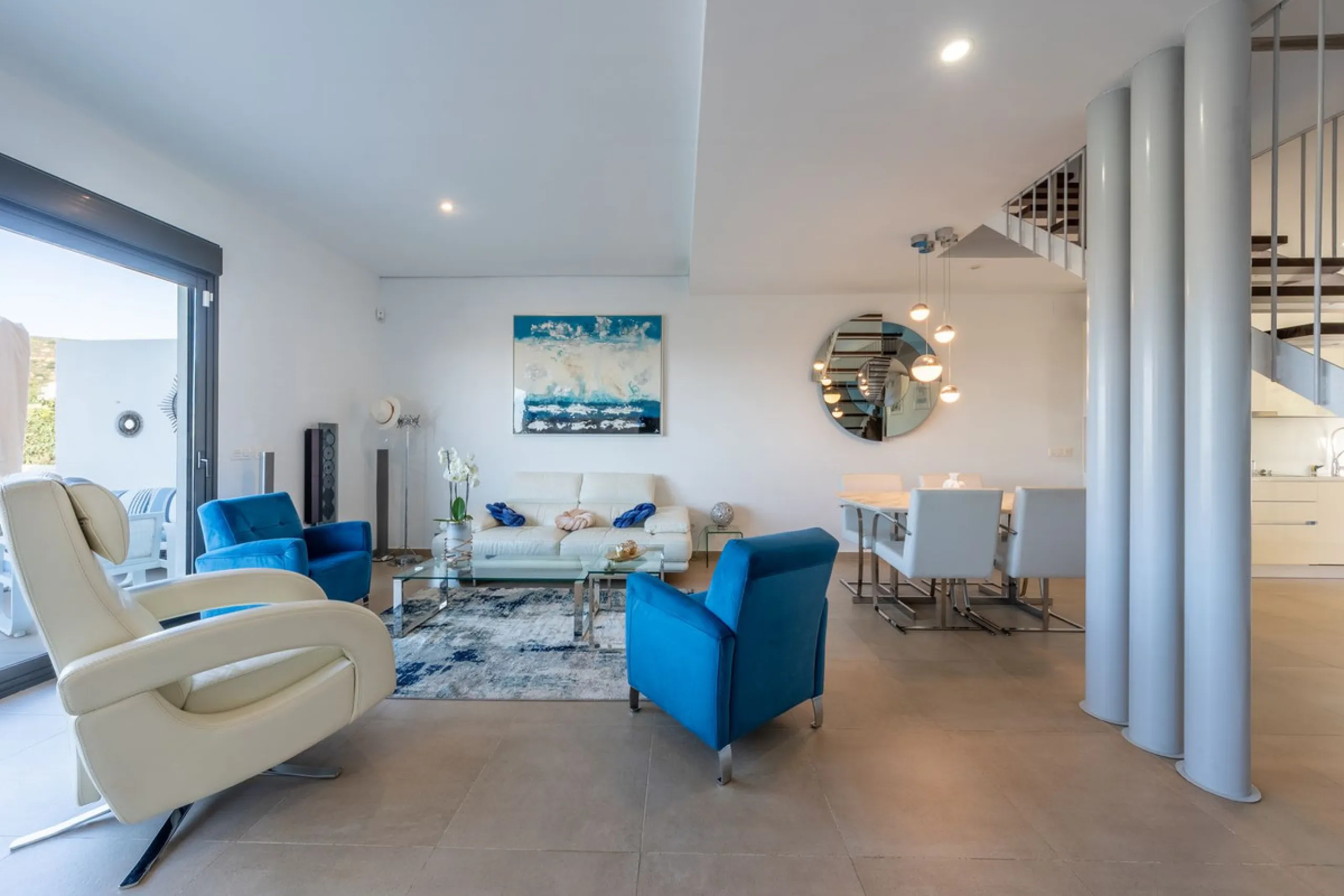 Contemporary 3-bedroom townhouse with 2 full bathrooms plus a guest toilet, located in Bahía de las Rocas, Manilva, offering an ideal structure for investors: the current owners will remain as tenants for 5 years, ensuring an approximate 5% annual return 