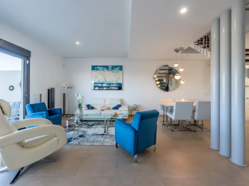 Contemporary 3-bedroom townhouse with 2 full bathrooms plus a guest toilet, located in Bahía de las Rocas, Manilva, offering an ideal structure for investors: the current owners will remain as tenants for 5 years, ensuring an approximate 5% annual return 
