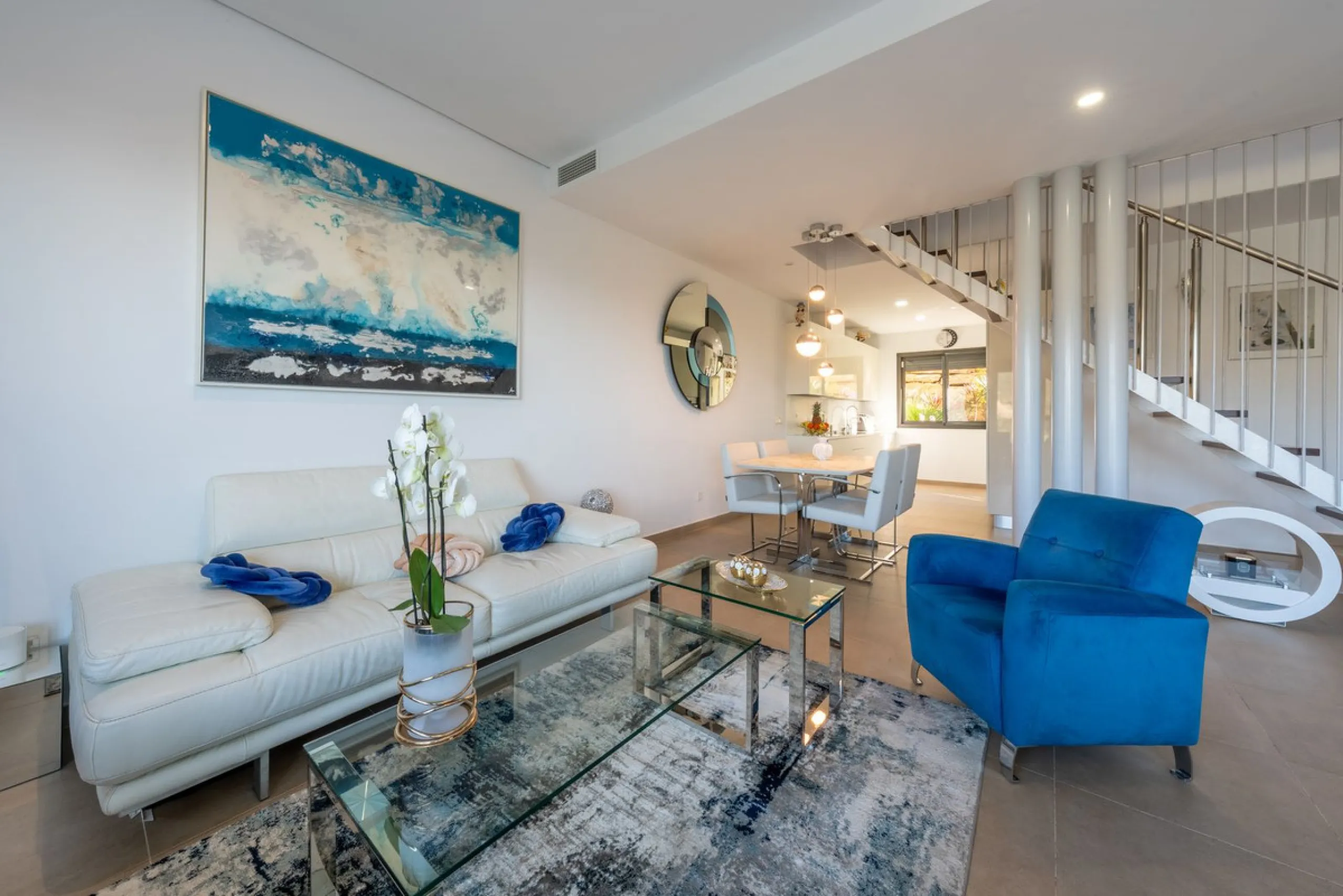 Contemporary 3-bedroom townhouse with 2 full bathrooms plus a guest toilet, located in Bahía de las Rocas, Manilva, offering an ideal structure for investors: the current owners will remain as tenants for 5 years, ensuring an approximate 5% annual return 
