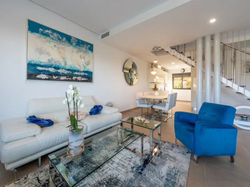Contemporary 3-bedroom townhouse with 2 full bathrooms plus a guest toilet, located in Bahía de las Rocas, Manilva, offering an ideal structure for investors: the current owners will remain as tenants for 5 years, ensuring an approximate 5% annual return 