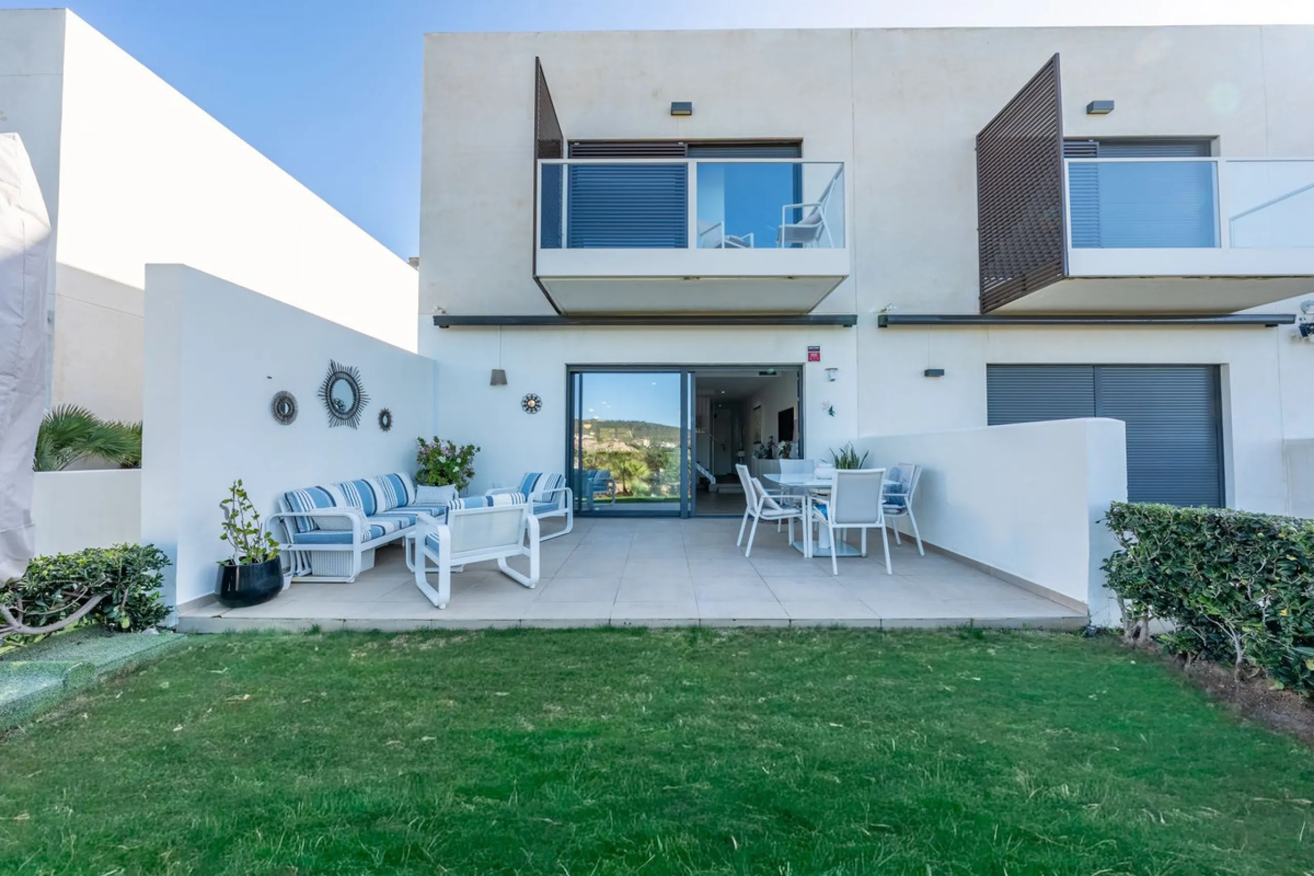 Contemporary 3-bedroom townhouse with 2 full bathrooms plus a guest toilet, located in Bahía de las Rocas, Manilva, offering an ideal structure for investors: the current owners will remain as tenants for 5 years, ensuring an approximate 5% annual return 