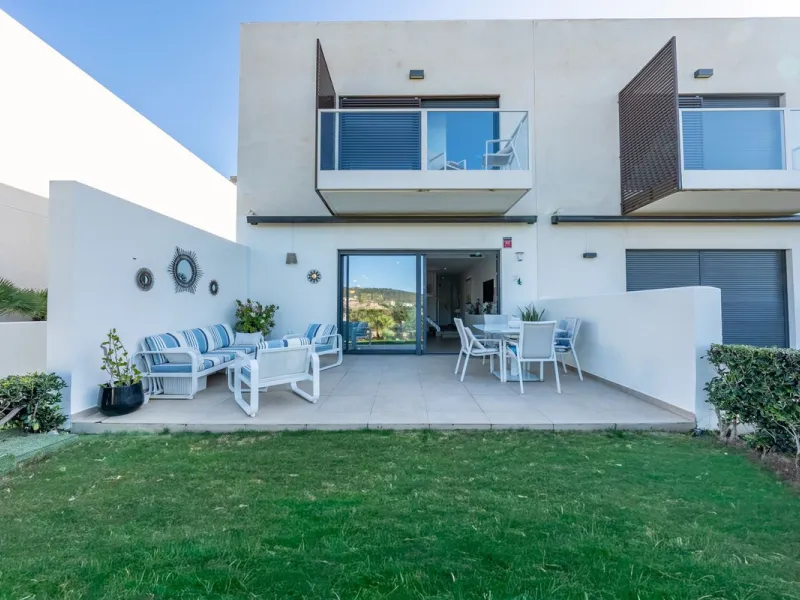Contemporary 3-bedroom townhouse with 2 full bathrooms plus a guest toilet, located in Bahía de las Rocas, Manilva, offering an ideal structure for investors: the current owners will remain as tenants for 5 years, ensuring an approximate 5% annual return 