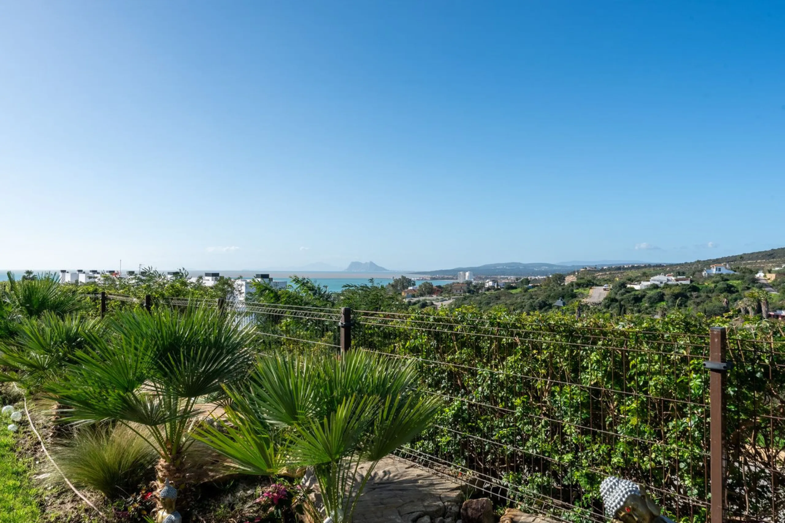 Contemporary 3-bedroom townhouse with 2 full bathrooms plus a guest toilet, located in Bahía de las Rocas, Manilva, offering an ideal structure for investors: the current owners will remain as tenants for 5 years, ensuring an approximate 5% annual return 