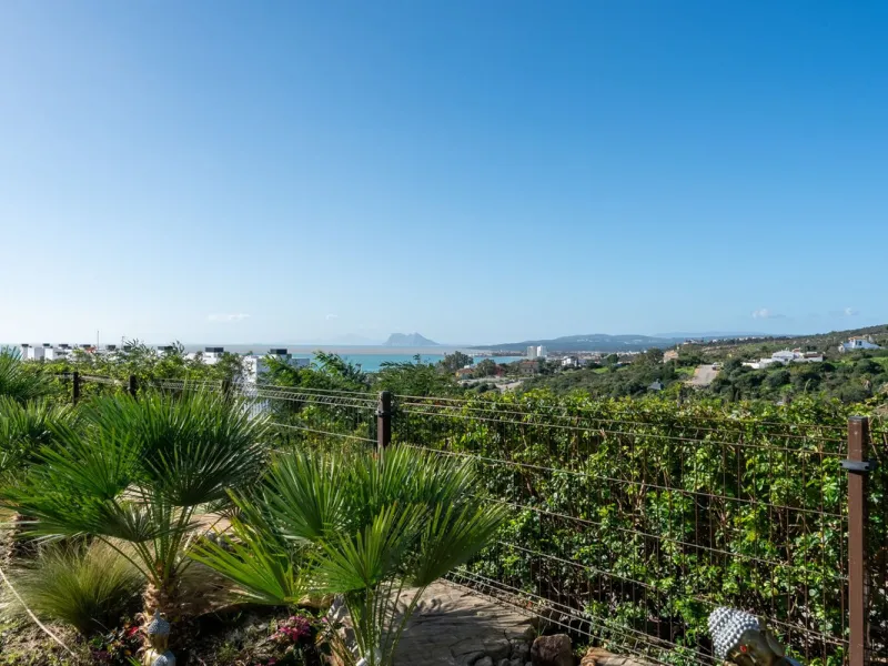Contemporary 3-bedroom townhouse with 2 full bathrooms plus a guest toilet, located in Bahía de las Rocas, Manilva, offering an ideal structure for investors: the current owners will remain as tenants for 5 years, ensuring an approximate 5% annual return 