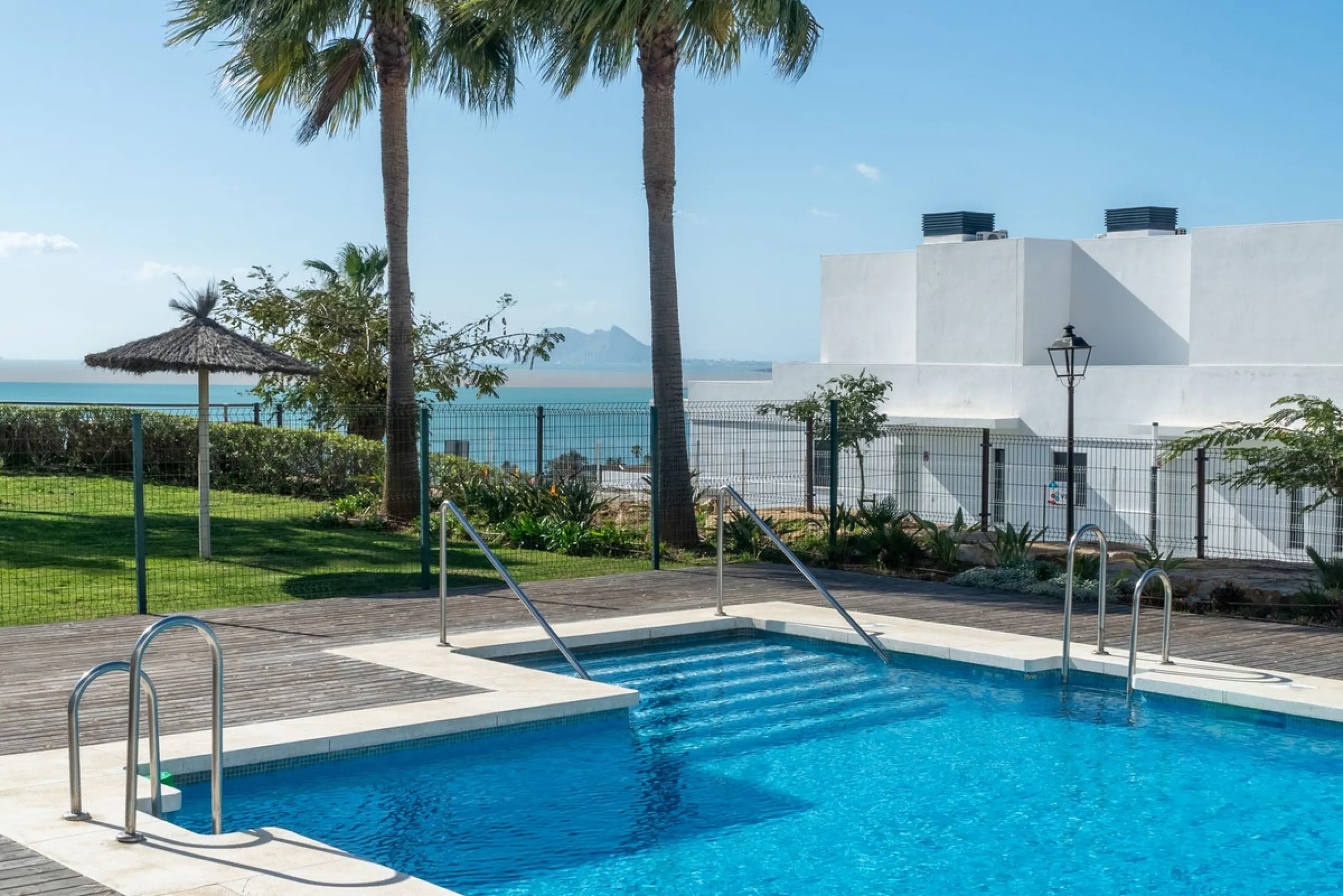 Contemporary 3-bedroom townhouse with 2 full bathrooms plus a guest toilet, located in Bahía de las Rocas, Manilva, offering an ideal structure for investors: the current owners will remain as tenants for 5 years, ensuring an approximate 5% annual return 