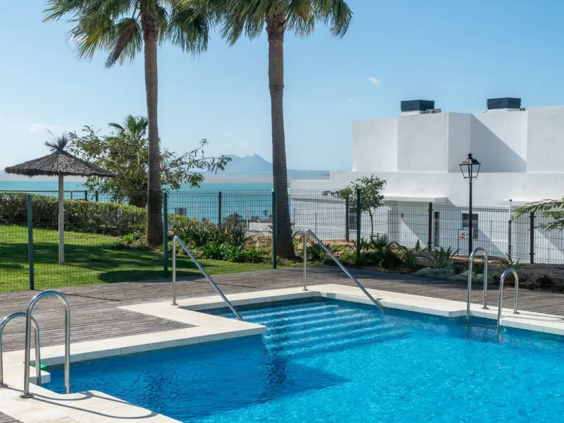 Contemporary 3-bedroom townhouse with 2 full bathrooms plus a guest toilet, located in Bahía de las Rocas, Manilva, offering an ideal structure for investors: the current owners will remain as tenants for 5 years, ensuring an approximate 5% annual return 
