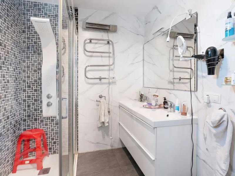 This meticulously renovated 4-bedroom villa, located in the sought-after area of ​​Calahonda, offers the perfect combination of modern comfort and coastal lifestyle. Just a 5-minute walk to the beach, the property is an excellent option for those looking 