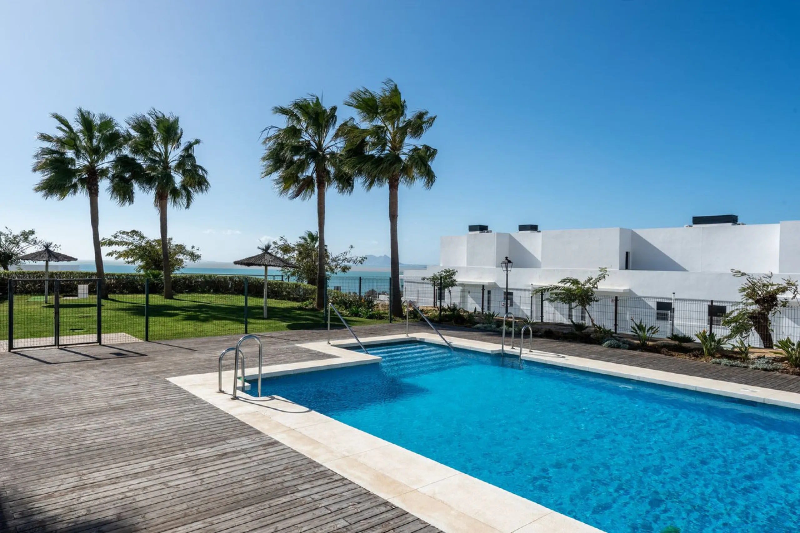 Contemporary 3-bedroom townhouse with 2 full bathrooms plus a guest toilet, located in Bahía de las Rocas, Manilva, offering an ideal structure for investors: the current owners will remain as tenants for 5 years, ensuring an approximate 5% annual return 