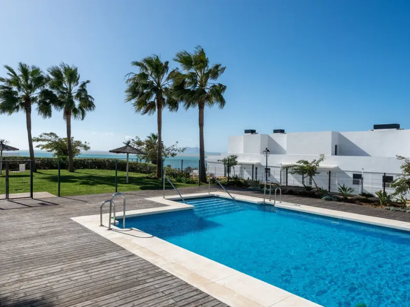 Contemporary 3-bedroom townhouse with 2 full bathrooms plus a guest toilet, located in Bahía de las Rocas, Manilva, offering an ideal structure for investors: the current owners will remain as tenants for 5 years, ensuring an approximate 5% annual return 