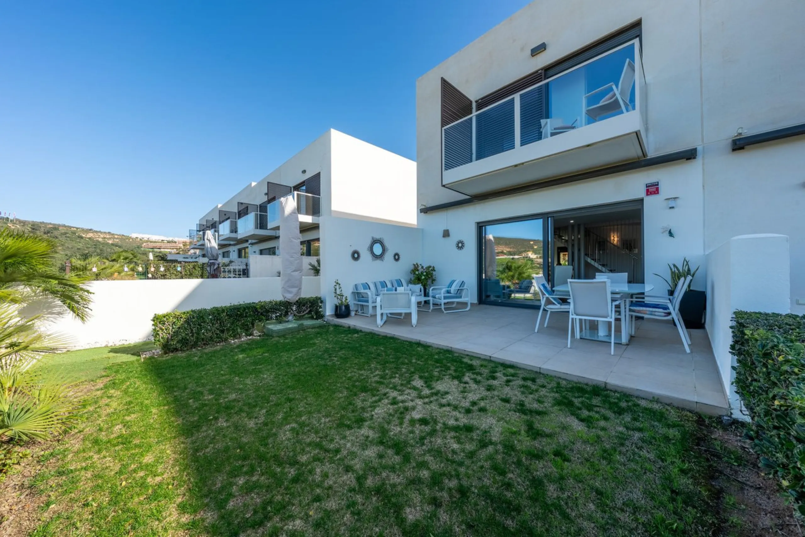 Contemporary 3-bedroom townhouse with 2 full bathrooms plus a guest toilet, located in Bahía de las Rocas, Manilva, offering an ideal structure for investors: the current owners will remain as tenants for 5 years, ensuring an approximate 5% annual return 