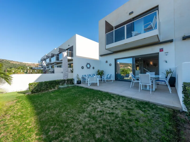 Contemporary 3-bedroom townhouse with 2 full bathrooms plus a guest toilet, located in Bahía de las Rocas, Manilva, offering an ideal structure for investors: the current owners will remain as tenants for 5 years, ensuring an approximate 5% annual return 