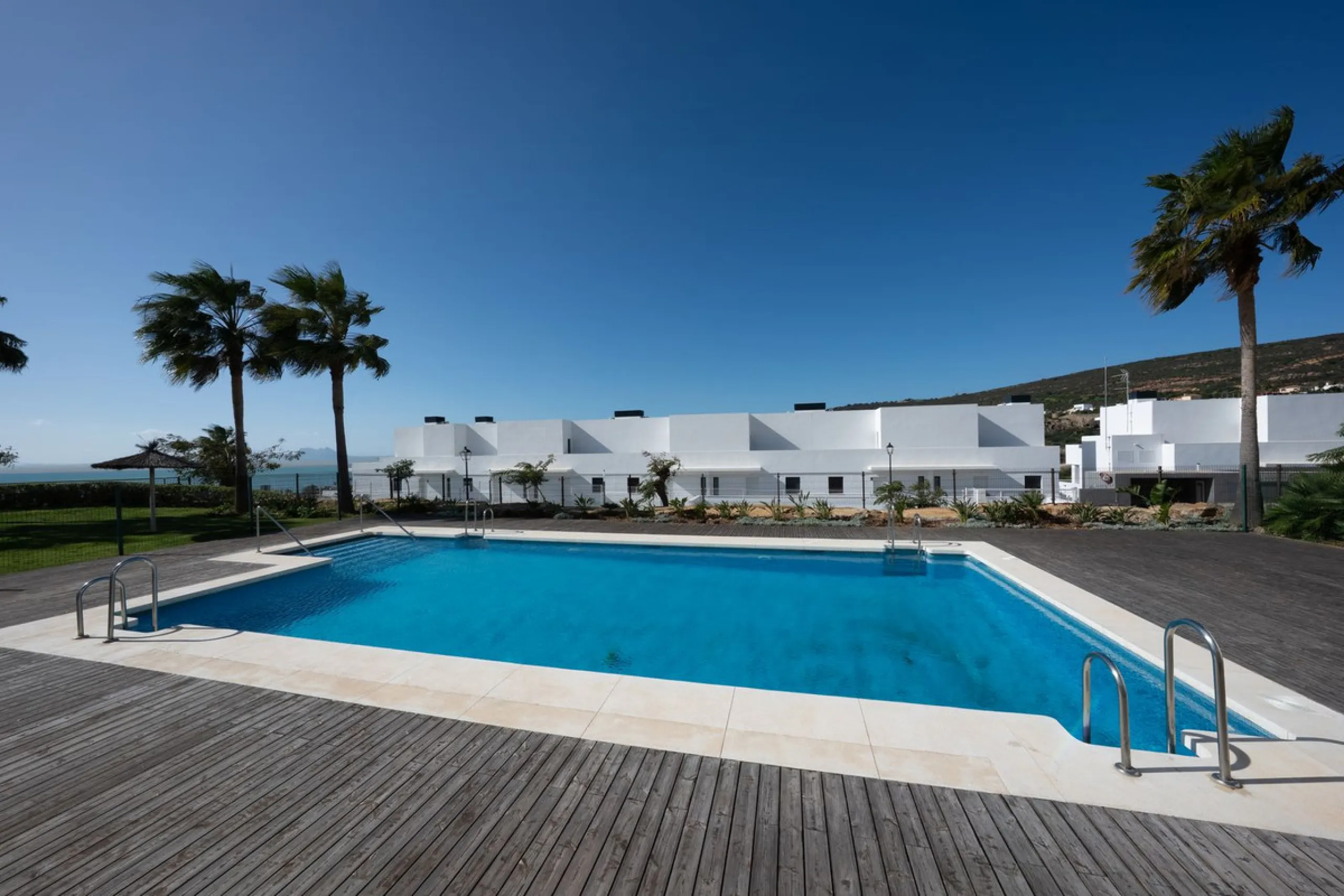 Contemporary 3-bedroom townhouse with 2 full bathrooms plus a guest toilet, located in Bahía de las Rocas, Manilva, offering an ideal structure for investors: the current owners will remain as tenants for 5 years, ensuring an approximate 5% annual return 