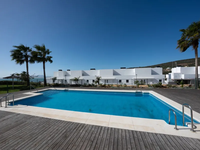 Contemporary 3-bedroom townhouse with 2 full bathrooms plus a guest toilet, located in Bahía de las Rocas, Manilva, offering an ideal structure for investors: the current owners will remain as tenants for 5 years, ensuring an approximate 5% annual return 