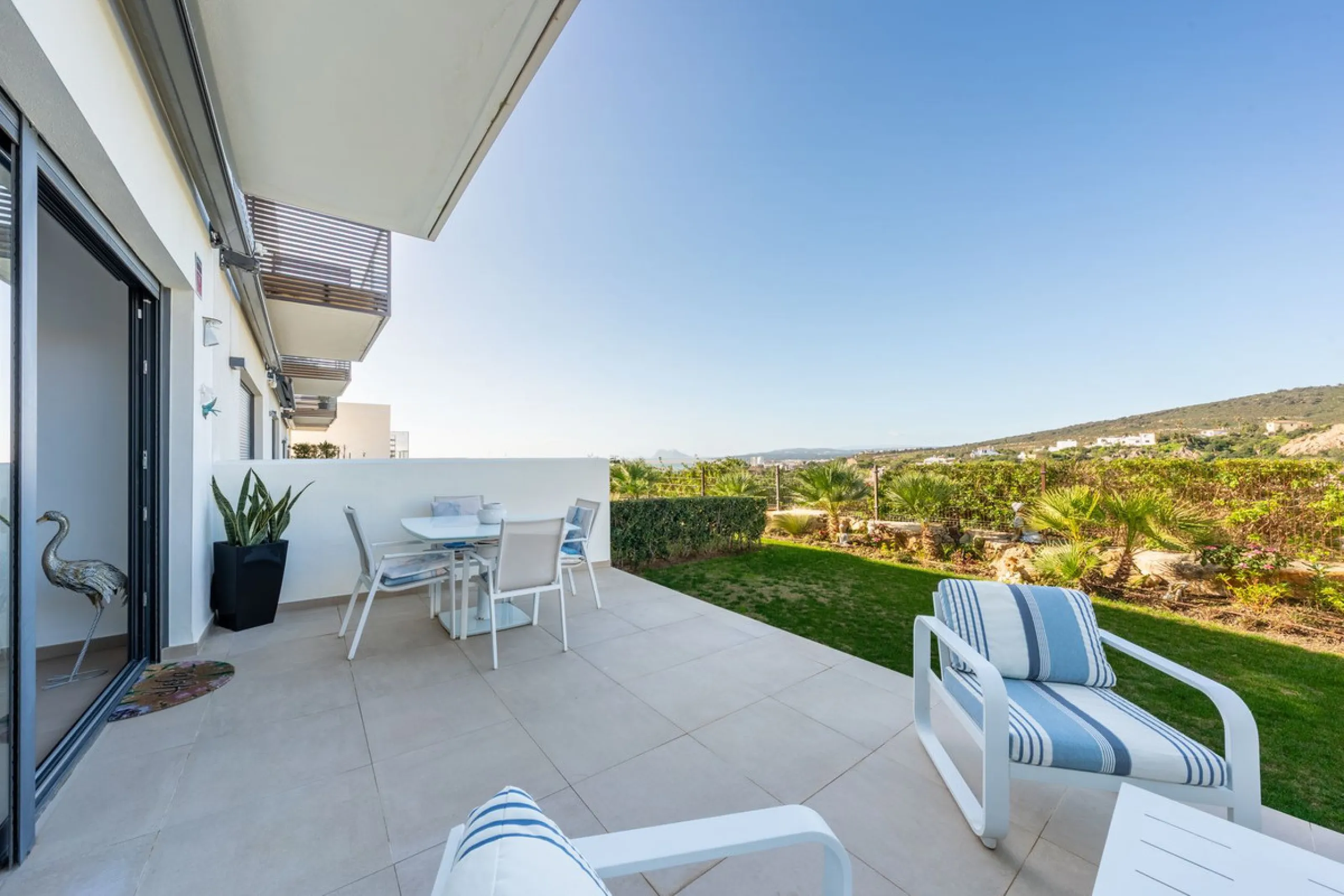 Contemporary 3-bedroom townhouse with 2 full bathrooms plus a guest toilet, located in Bahía de las Rocas, Manilva, offering an ideal structure for investors: the current owners will remain as tenants for 5 years, ensuring an approximate 5% annual return 