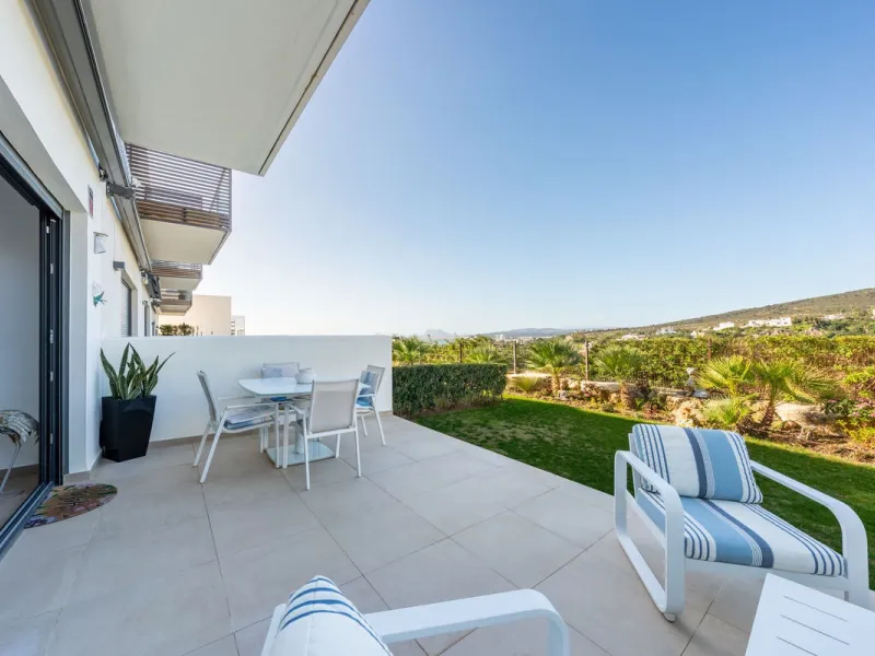 Contemporary 3-bedroom townhouse with 2 full bathrooms plus a guest toilet, located in Bahía de las Rocas, Manilva, offering an ideal structure for investors: the current owners will remain as tenants for 5 years, ensuring an approximate 5% annual return 