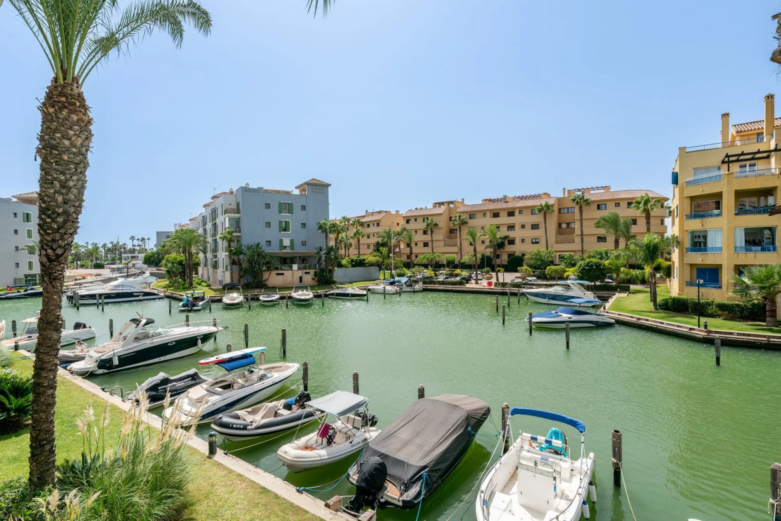 Contemporary 3-bedroom townhouse with 2 full bathrooms plus a guest toilet, located in Bahía de las Rocas, Manilva, offering an ideal structure for investors: the current owners will remain as tenants for 5 years, ensuring an approximate 5% annual return 
