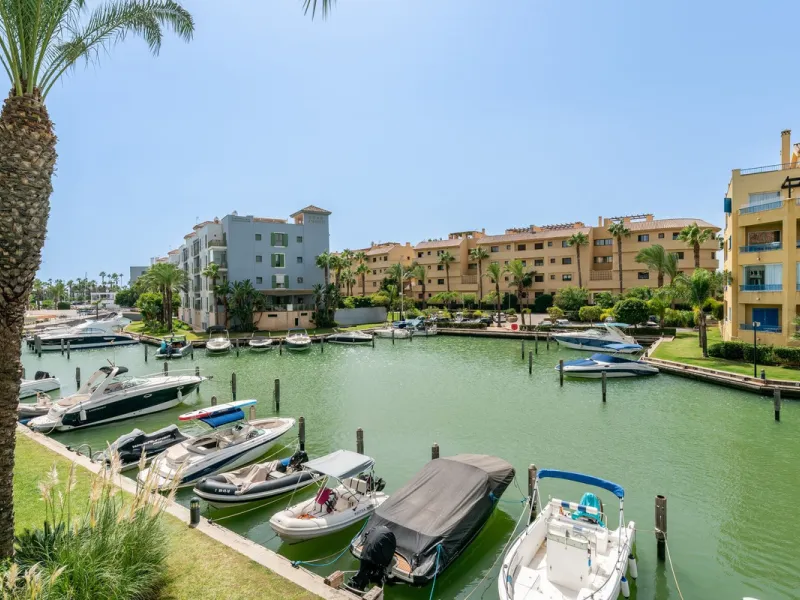 Contemporary 3-bedroom townhouse with 2 full bathrooms plus a guest toilet, located in Bahía de las Rocas, Manilva, offering an ideal structure for investors: the current owners will remain as tenants for 5 years, ensuring an approximate 5% annual return 