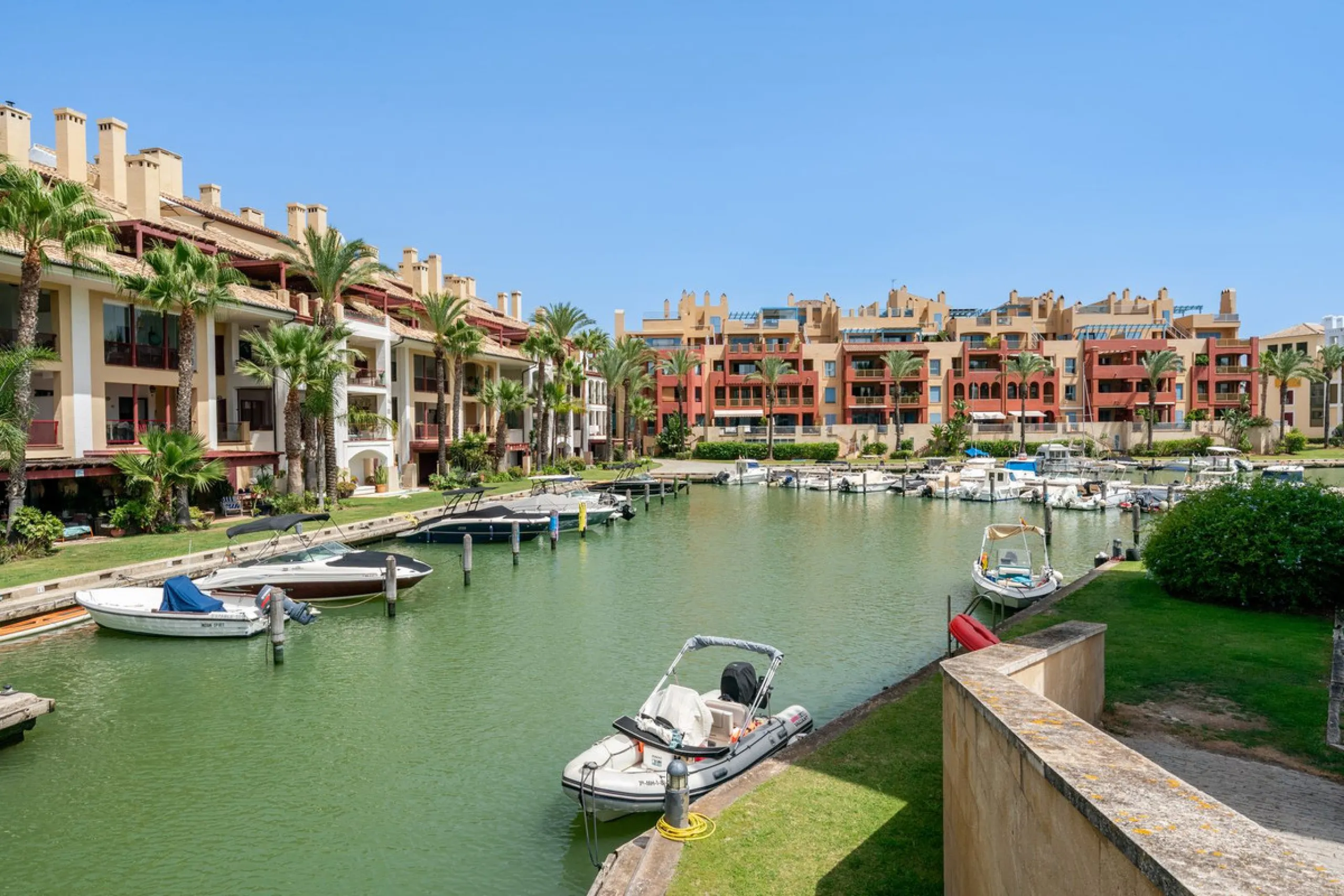 Contemporary 3-bedroom townhouse with 2 full bathrooms plus a guest toilet, located in Bahía de las Rocas, Manilva, offering an ideal structure for investors: the current owners will remain as tenants for 5 years, ensuring an approximate 5% annual return 