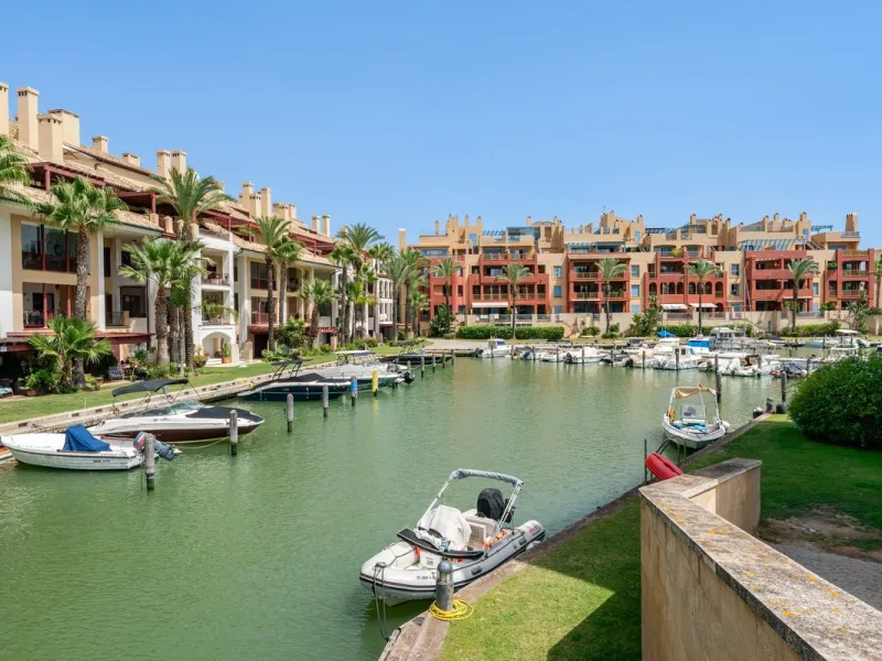 Contemporary 3-bedroom townhouse with 2 full bathrooms plus a guest toilet, located in Bahía de las Rocas, Manilva, offering an ideal structure for investors: the current owners will remain as tenants for 5 years, ensuring an approximate 5% annual return 