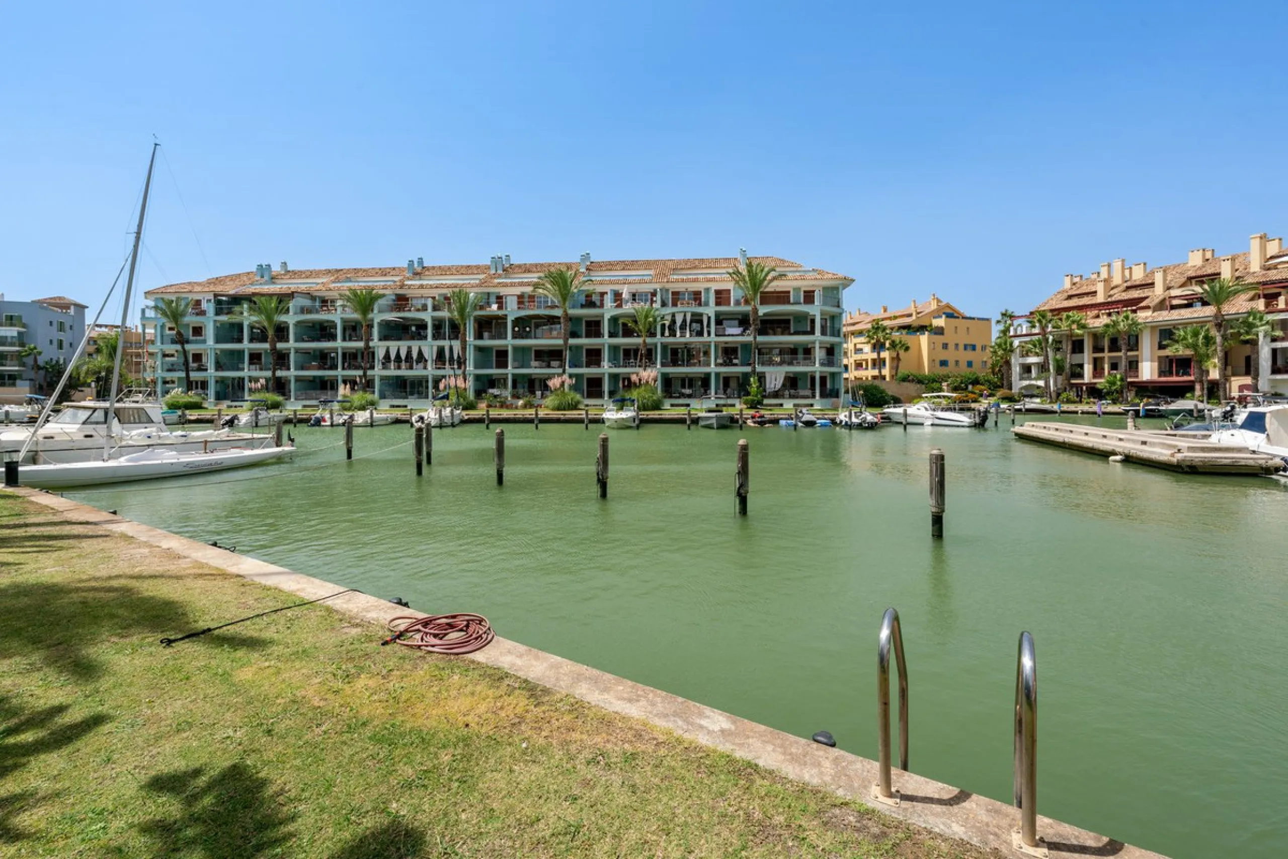 Contemporary 3-bedroom townhouse with 2 full bathrooms plus a guest toilet, located in Bahía de las Rocas, Manilva, offering an ideal structure for investors: the current owners will remain as tenants for 5 years, ensuring an approximate 5% annual return 