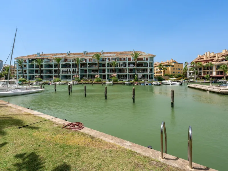 Contemporary 3-bedroom townhouse with 2 full bathrooms plus a guest toilet, located in Bahía de las Rocas, Manilva, offering an ideal structure for investors: the current owners will remain as tenants for 5 years, ensuring an approximate 5% annual return 