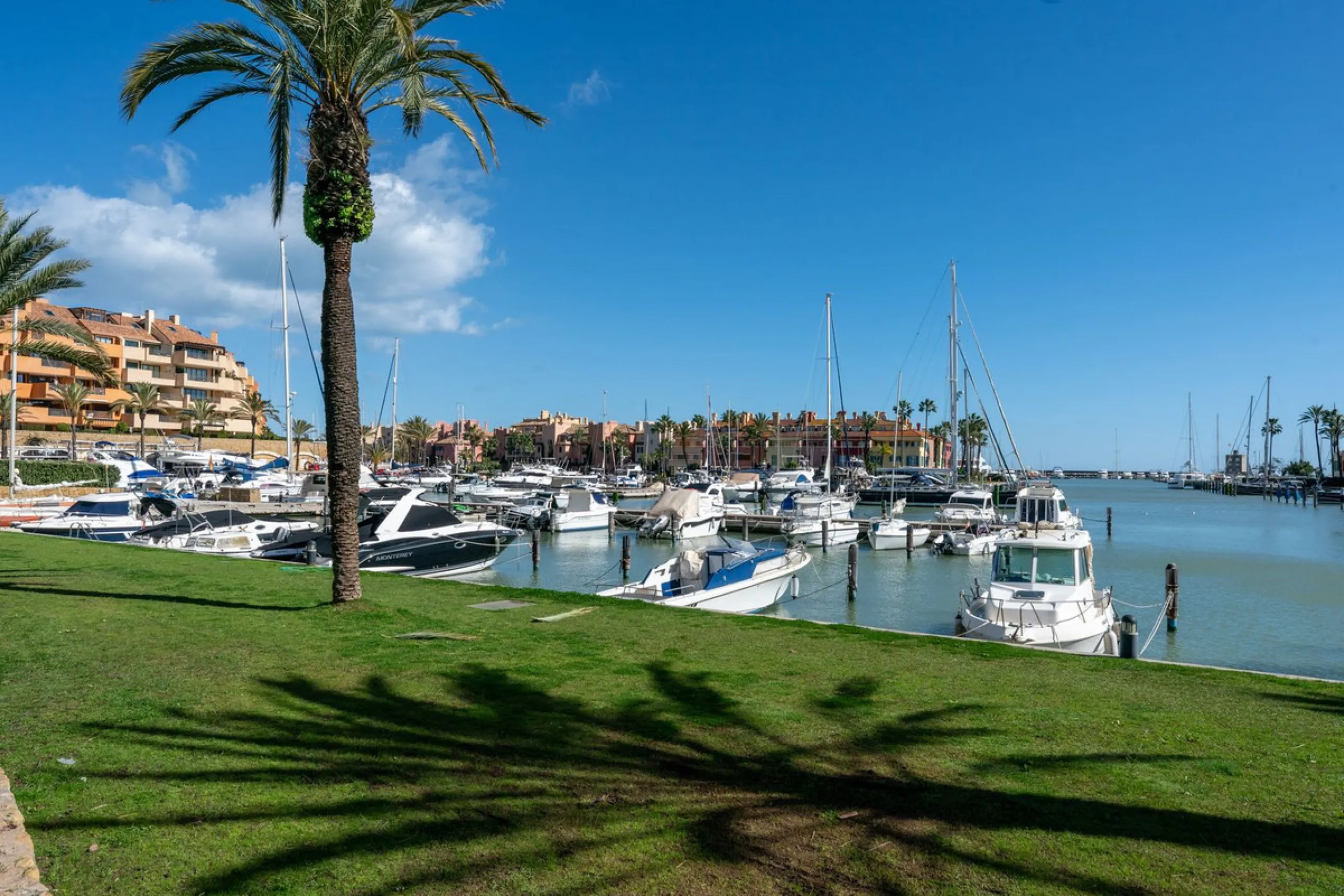 Contemporary 3-bedroom townhouse with 2 full bathrooms plus a guest toilet, located in Bahía de las Rocas, Manilva, offering an ideal structure for investors: the current owners will remain as tenants for 5 years, ensuring an approximate 5% annual return 