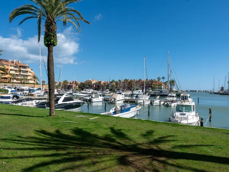 Contemporary 3-bedroom townhouse with 2 full bathrooms plus a guest toilet, located in Bahía de las Rocas, Manilva, offering an ideal structure for investors: the current owners will remain as tenants for 5 years, ensuring an approximate 5% annual return 