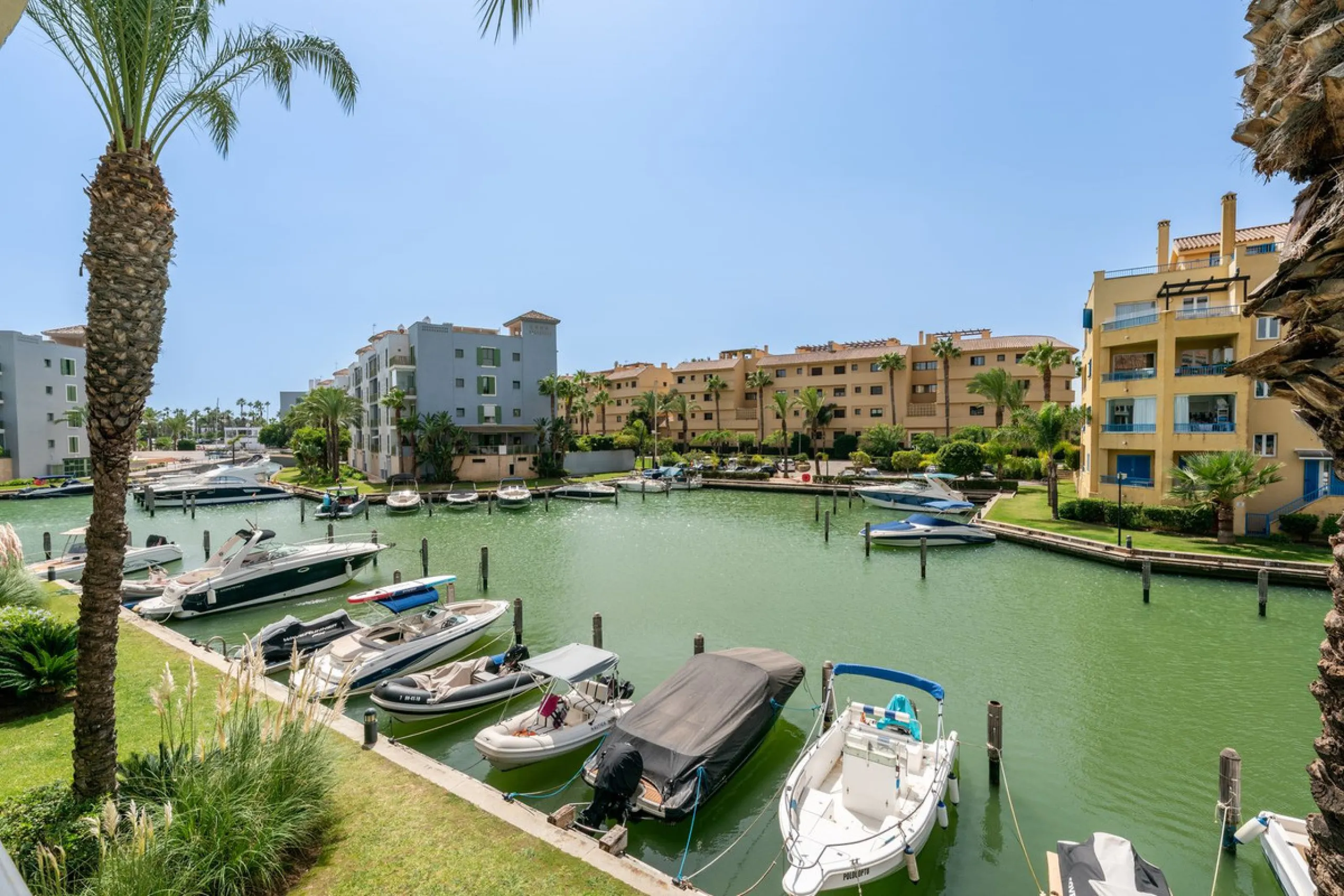 Contemporary 3-bedroom townhouse with 2 full bathrooms plus a guest toilet, located in Bahía de las Rocas, Manilva, offering an ideal structure for investors: the current owners will remain as tenants for 5 years, ensuring an approximate 5% annual return 