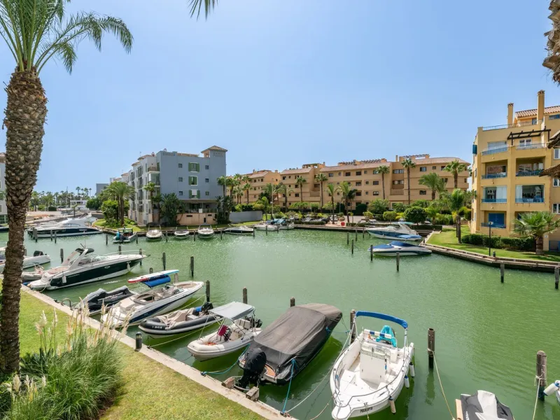 Contemporary 3-bedroom townhouse with 2 full bathrooms plus a guest toilet, located in Bahía de las Rocas, Manilva, offering an ideal structure for investors: the current owners will remain as tenants for 5 years, ensuring an approximate 5% annual return 