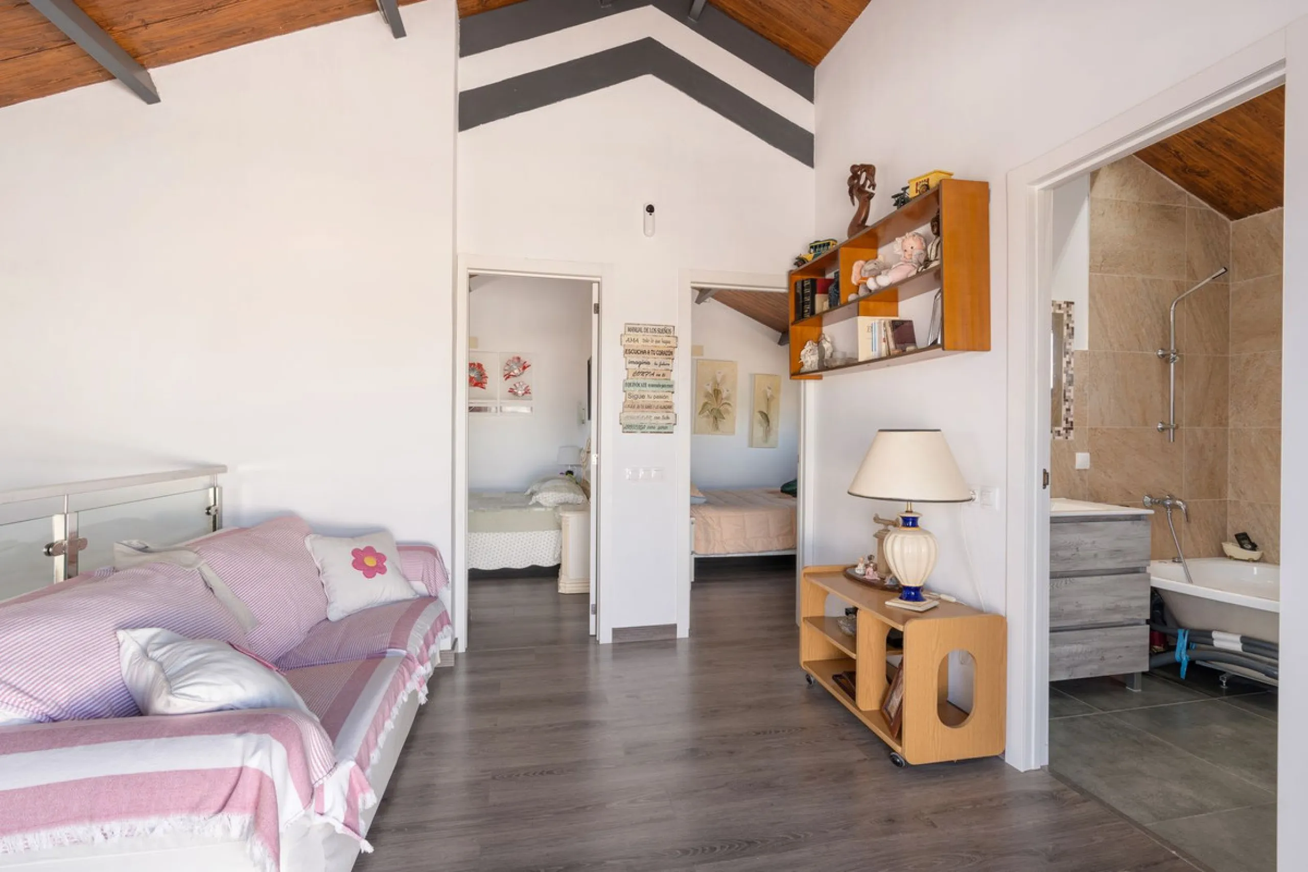 This meticulously renovated 4-bedroom villa, located in the sought-after area of ​​Calahonda, offers the perfect combination of modern comfort and coastal lifestyle. Just a 5-minute walk to the beach, the property is an excellent option for those looking 