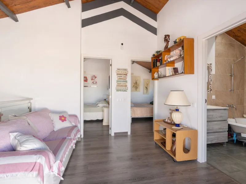 This meticulously renovated 4-bedroom villa, located in the sought-after area of ​​Calahonda, offers the perfect combination of modern comfort and coastal lifestyle. Just a 5-minute walk to the beach, the property is an excellent option for those looking 
