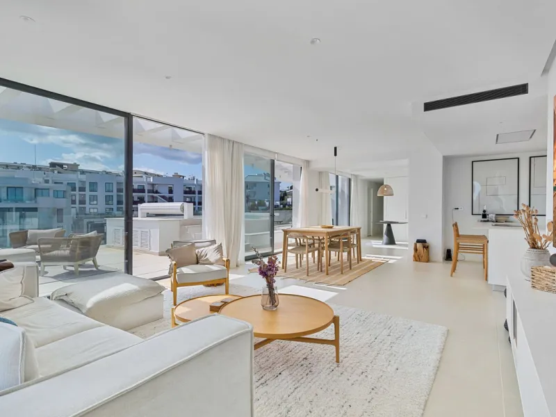 Luxury Penthouse with Panoramic Mediterranean Views – Southwest Orientation