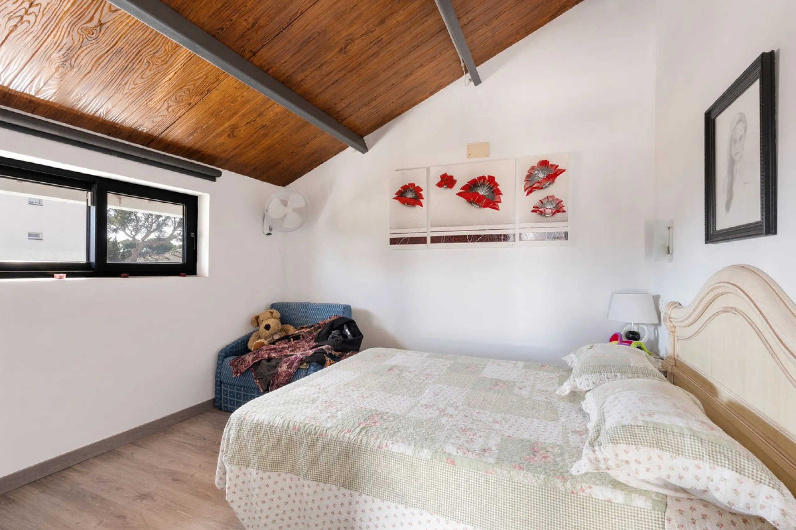 This meticulously renovated 4-bedroom villa, located in the sought-after area of ​​Calahonda, offers the perfect combination of modern comfort and coastal lifestyle. Just a 5-minute walk to the beach, the property is an excellent option for those looking 