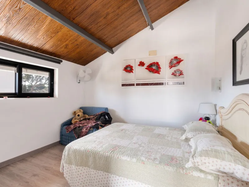 This meticulously renovated 4-bedroom villa, located in the sought-after area of ​​Calahonda, offers the perfect combination of modern comfort and coastal lifestyle. Just a 5-minute walk to the beach, the property is an excellent option for those looking 