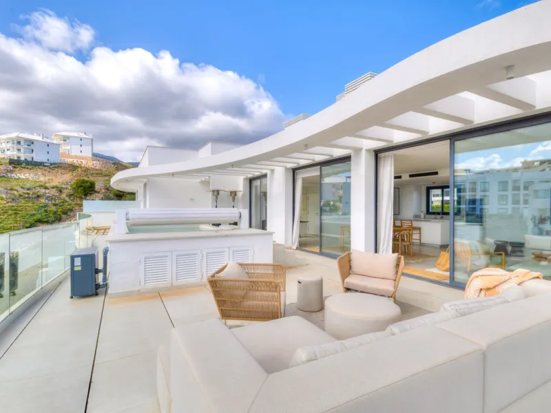 Luxury Penthouse with Panoramic Mediterranean Views – Southwest Orientation
