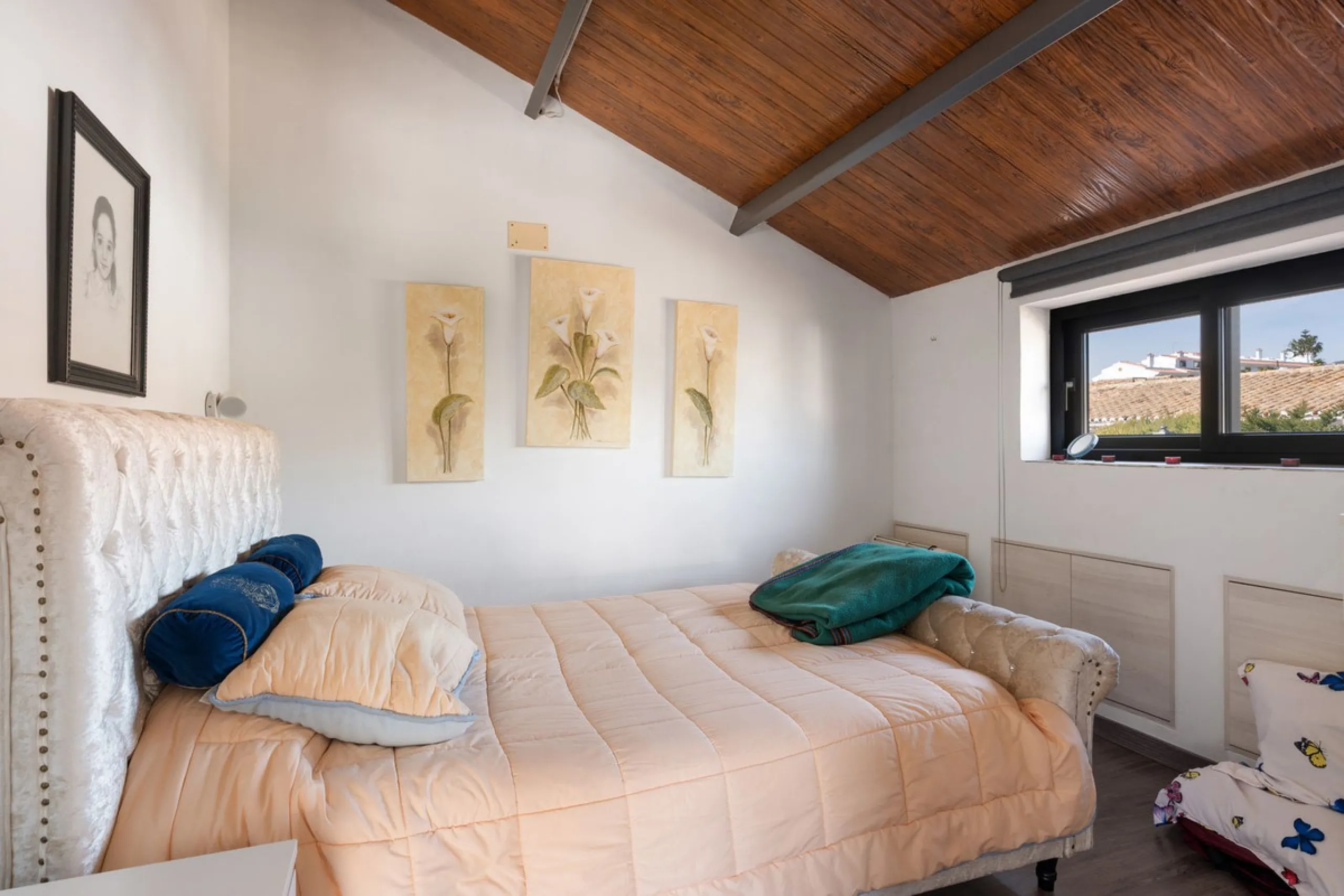 This meticulously renovated 4-bedroom villa, located in the sought-after area of ​​Calahonda, offers the perfect combination of modern comfort and coastal lifestyle. Just a 5-minute walk to the beach, the property is an excellent option for those looking 