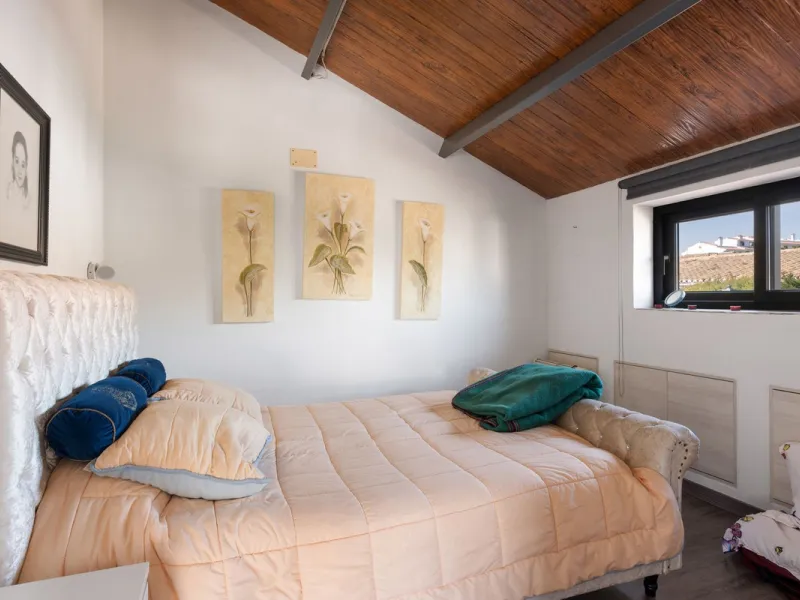 This meticulously renovated 4-bedroom villa, located in the sought-after area of ​​Calahonda, offers the perfect combination of modern comfort and coastal lifestyle. Just a 5-minute walk to the beach, the property is an excellent option for those looking 