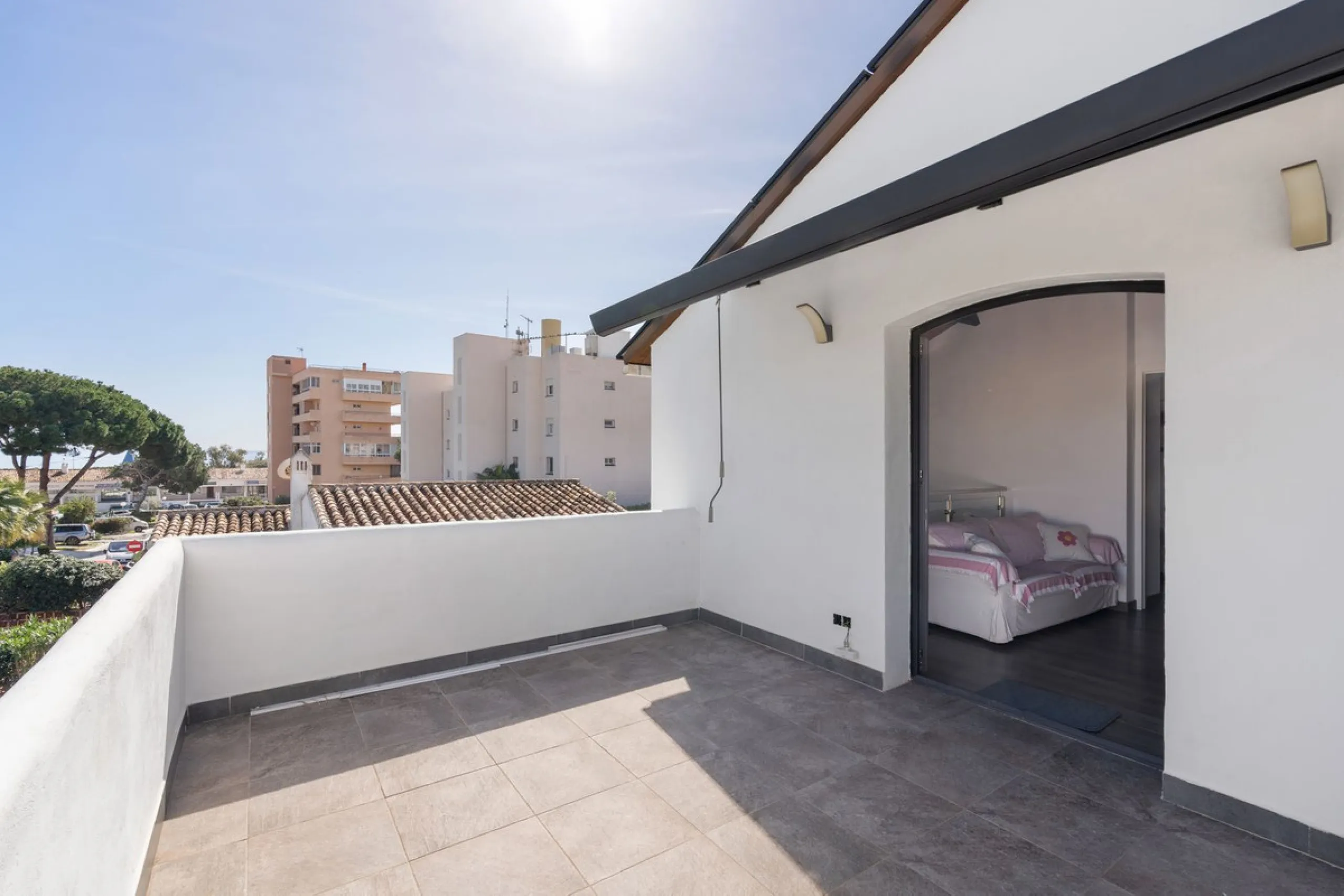 This meticulously renovated 4-bedroom villa, located in the sought-after area of ​​Calahonda, offers the perfect combination of modern comfort and coastal lifestyle. Just a 5-minute walk to the beach, the property is an excellent option for those looking 